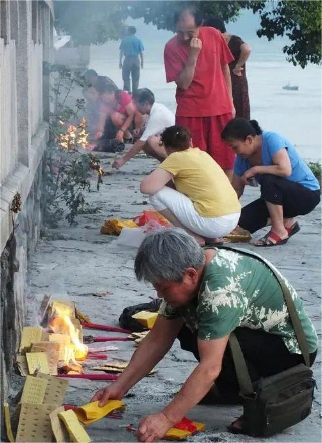 20230829092741785 - 中元节祭祖，什么时间合适？三种情况都有规矩：不可早，也不能晚